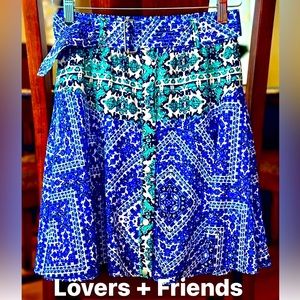 ❤️Lovers+friends. A-line skirt. Fastened w buttons, belt included. Satin fabric.